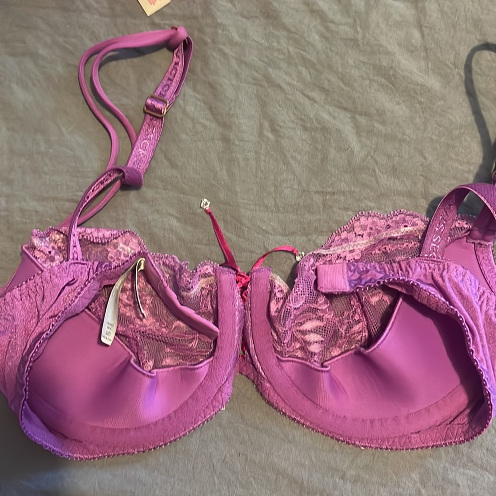 34D VS Bra - Picture 2 of 3
